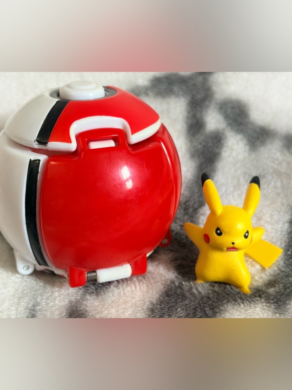 Pokémon (2016) Throw 'n' Pop Poké Ball/ 2” Pikachu Figure (Works)